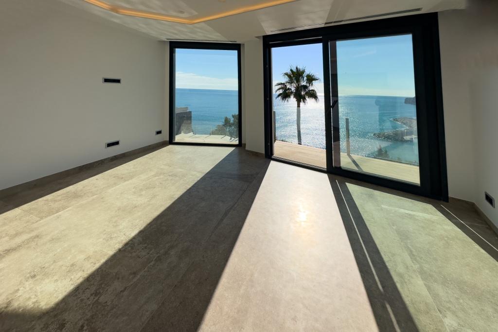 Calpe : Spectacular new build villa on the first line