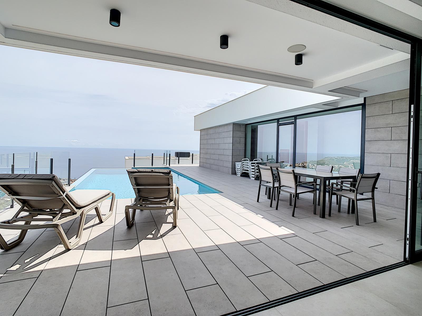 Benitachell: Excelente villa moderna con fenomenales vistas al mar