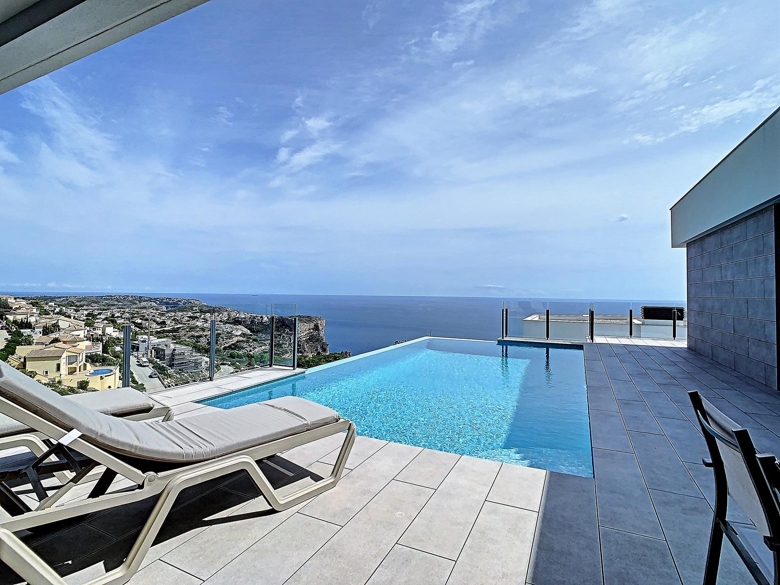 Benitachell: Excellent modern villa with phenomenal sea views