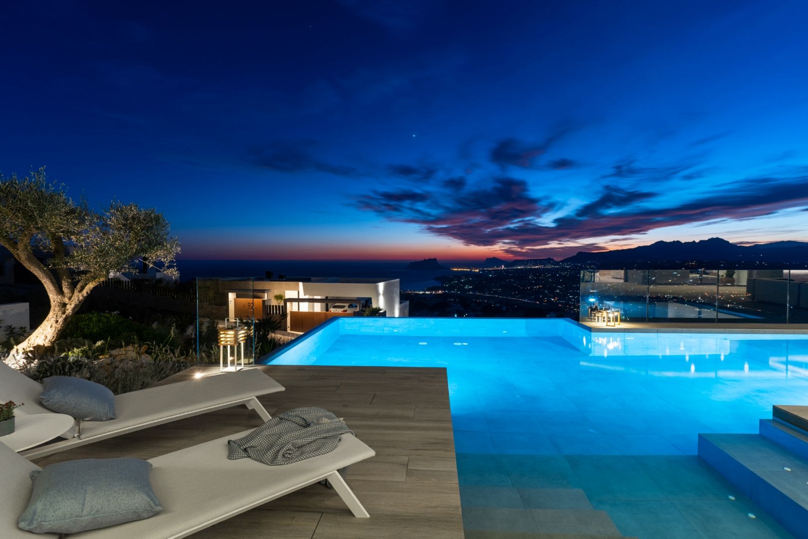 Cumbre del Sol: Luxurious and modern new build villa with breathtaking views