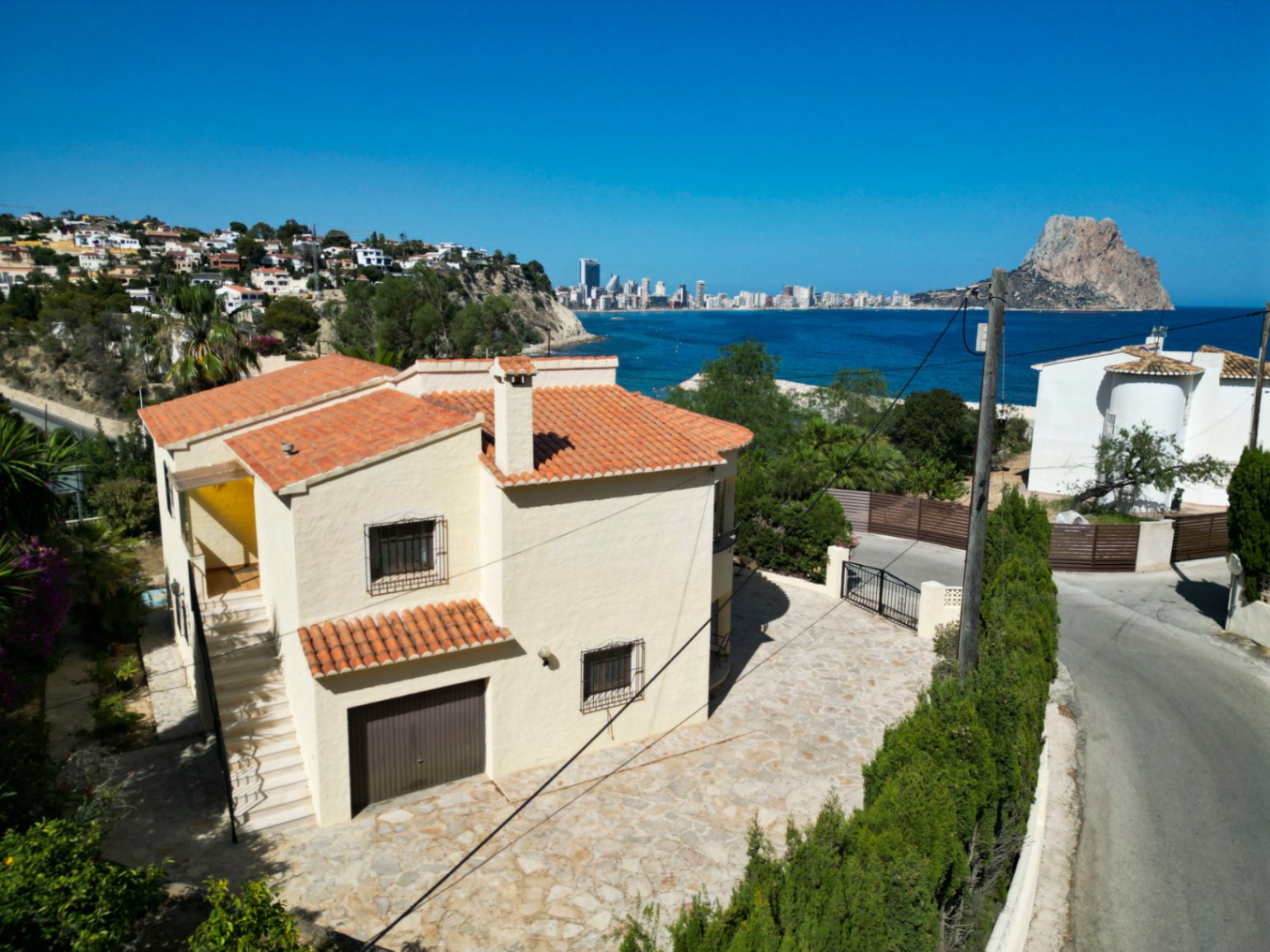 Calpe: Villa with a breathtaking view of the sea and Penon D'Ifach right by Puerto Blanco.
