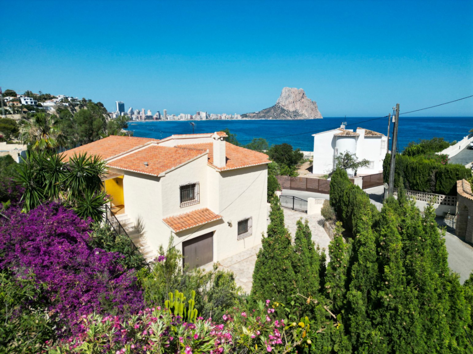 Calpe: Villa with a breathtaking view of the sea and Penon D'Ifach right by Puerto Blanco.