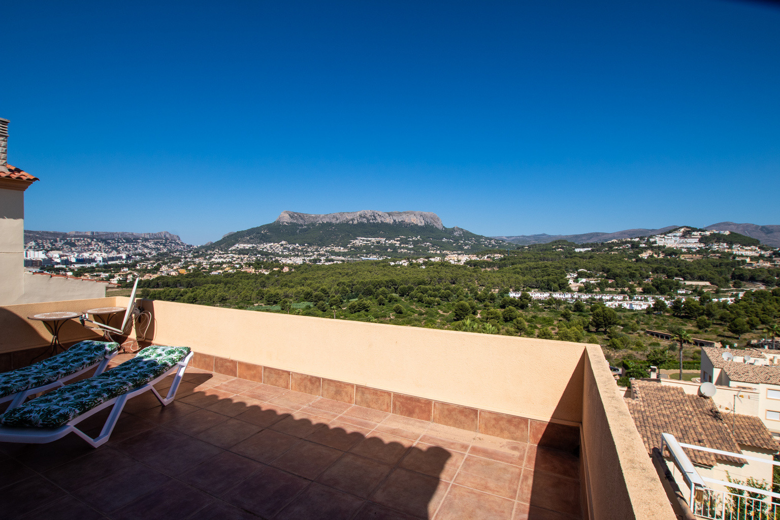 Calpe: Beautiful terraced house with stunning mountain views