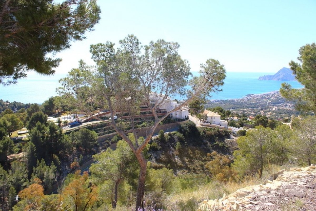 Flat building plot with phenomenal views above Altea Hills