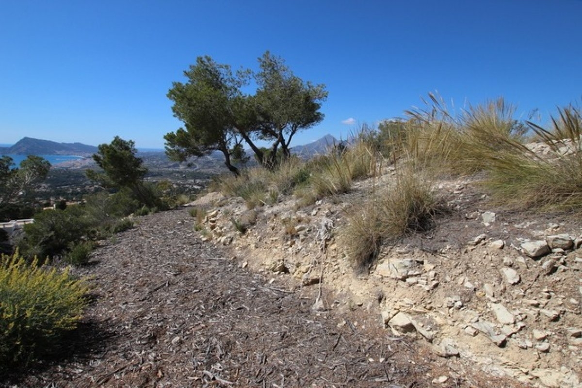 Terrain plat à bâtir avec vue phénoménale sur les collines d'Altea